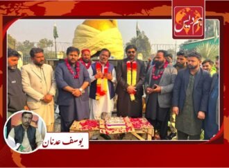 ڈپٹی کمشنر دفتر سامنے کرسمس سیلبریشن’ کیک کاٹا گیا ‘سینٹری ورکز کا احتجاج موخر