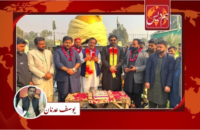 ڈپٹی کمشنر دفتر سامنے کرسمس سیلبریشن’ کیک کاٹا گیا ‘سینٹری ورکز کا احتجاج موخر