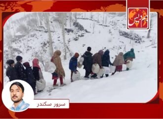 برف میں قید زندگی میں پانی کی تلاش’ عورتوں کا کٹھن سفر